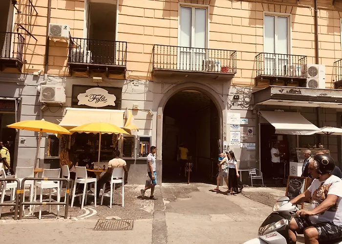 Royal Flower Bed and Breakfast Νάπολη