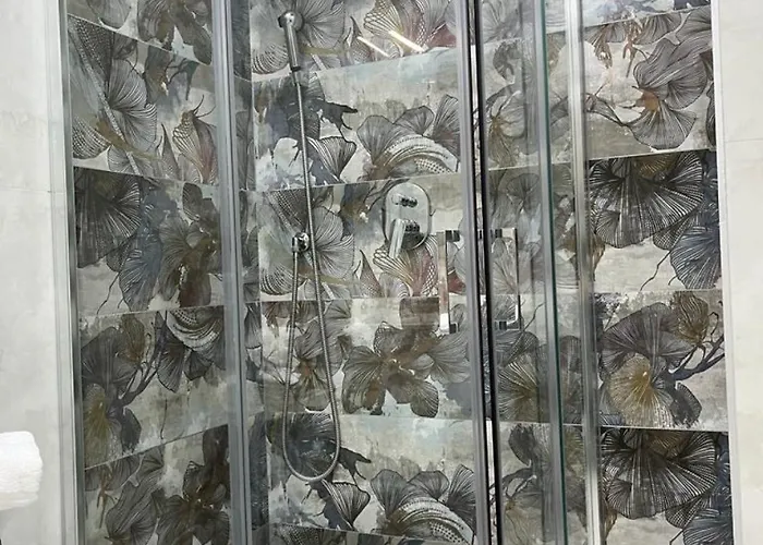 לינה וארוחת בוקר Royal Flower