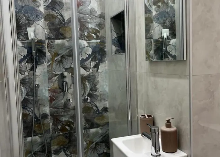 לינה וארוחת בוקר Royal Flower